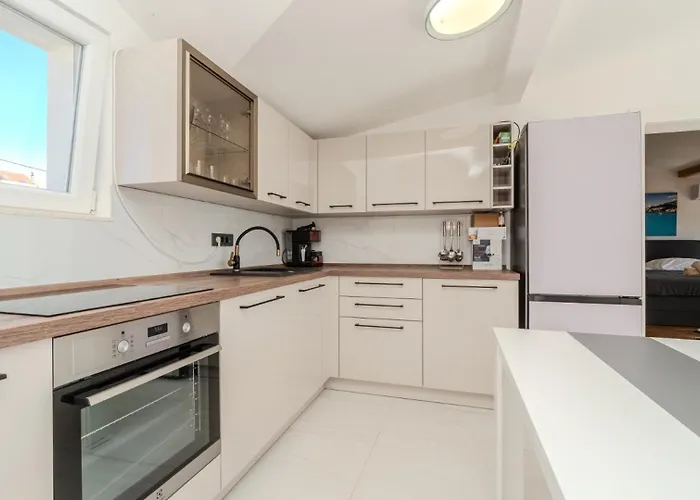 Sea View Summer 1 By Guide